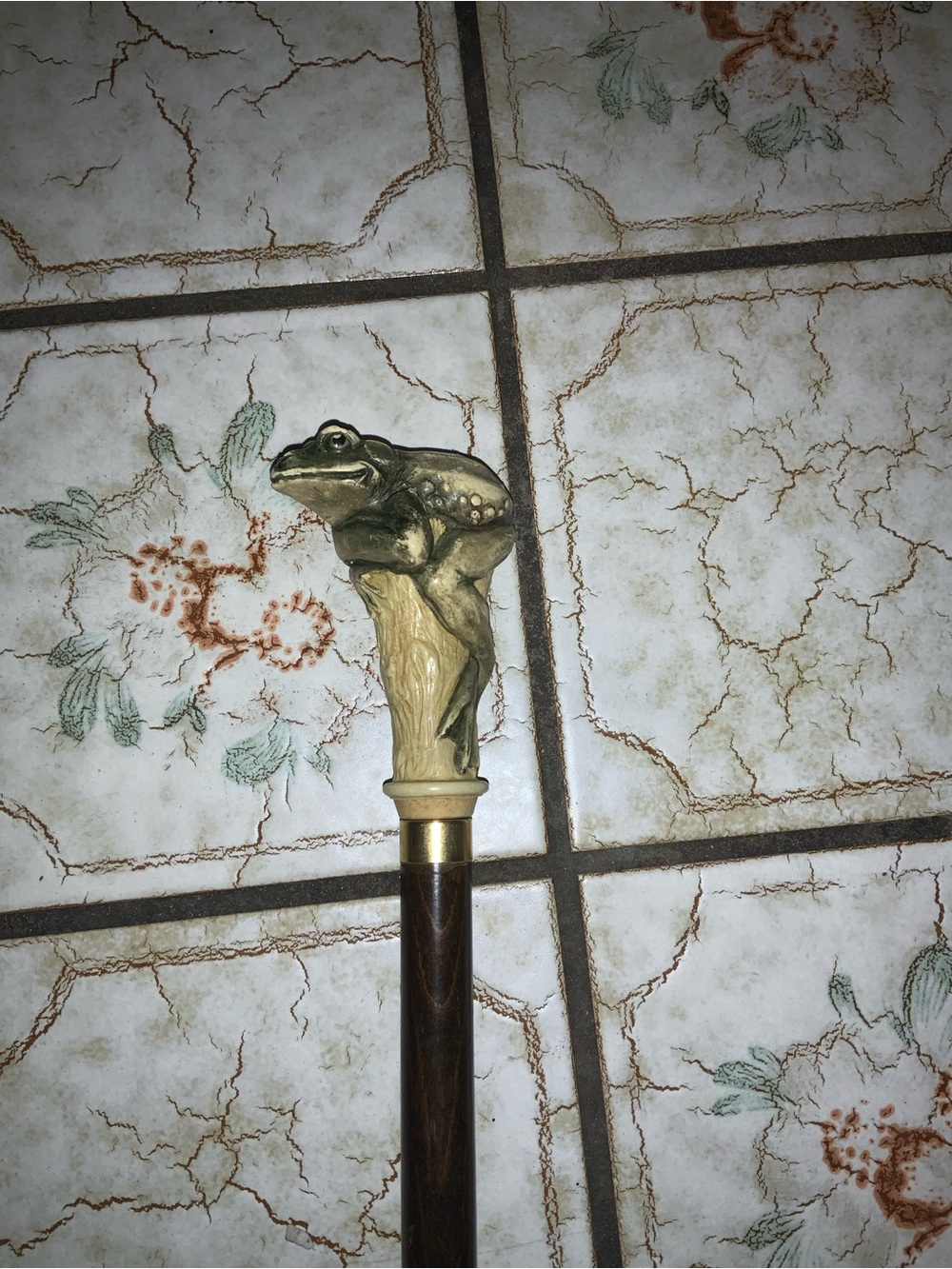 Vtg hand carved frog walking stick. Pre own with minor cosmetic stuffs. 34”.